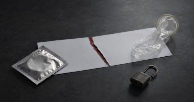 Préservatif symbolisant le stealthing, qui désigne son retrait volontaire pendant un rapport sexuel sans le consentement du partenaire.