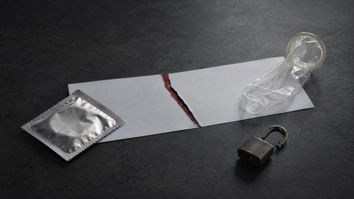 Préservatif symbolisant le stealthing, qui désigne son retrait volontaire pendant un rapport sexuel sans le consentement du partenaire.