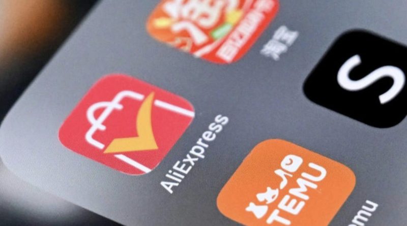 Gros plan sur les applications mobiles Temu, AliExpress et Shein affichées sur l'écran d'un smartphone. Ces plateformes de commerce en ligne sont concernées par la nouvelle taxe européenne sur les petits colis importés de Chine vers l'Union européenne.