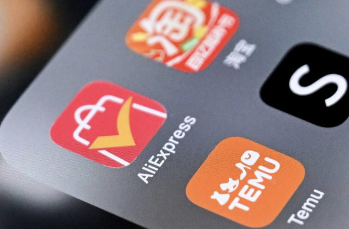 Gros plan sur les applications mobiles Temu, AliExpress et Shein affichées sur l'écran d'un smartphone. Ces plateformes de commerce en ligne sont concernées par la nouvelle taxe européenne sur les petits colis importés de Chine vers l'Union européenne.
