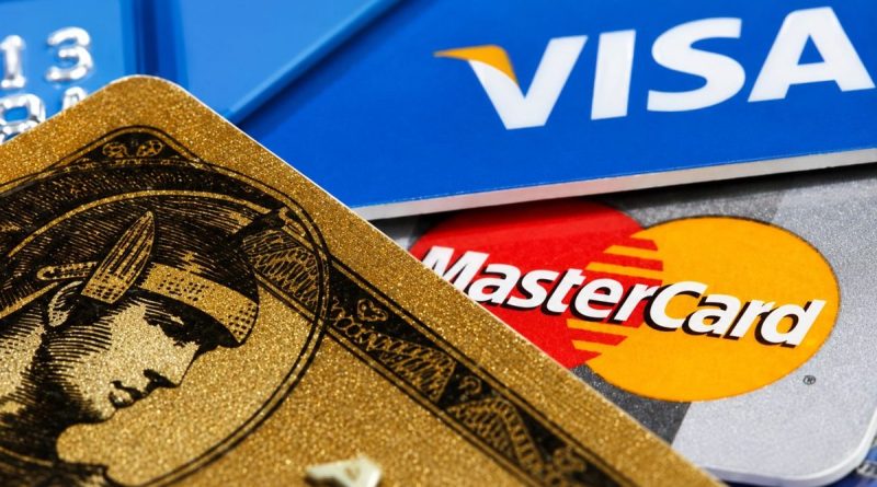 Gros plan sur plusieurs cartes bancaires Visa et Mastercard illustrant une affaire d'usurpation d'identité ayant permis à des escrocs de souscrire des crédits frauduleux au nom d'un couple de retraités, entraînant près de 370 000 euros de dettes.