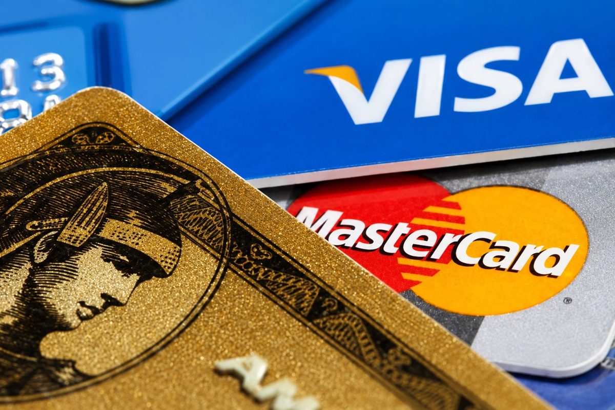 Gros plan sur plusieurs cartes bancaires Visa et Mastercard illustrant une affaire d'usurpation d'identité ayant permis à des escrocs de souscrire des crédits frauduleux au nom d'un couple de retraités, entraînant près de 370 000 euros de dettes.