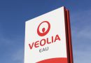 Panneau avec le logo de Veolia Eau sur fond de ciel bleu, illustrant l'affaire d'une retraitée de l'Eure ayant reçu une facture d'eau de 557 190 euros à cause d'une erreur de compteur. Cette erreur de facturation a entraîné le prélèvement d'un demi-million d'euros sur son compte bancaire avant une régularisation par Veolia.