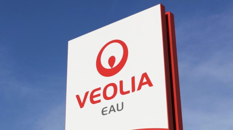 Panneau avec le logo de Veolia Eau sur fond de ciel bleu, illustrant l'affaire d'une retraitée de l'Eure ayant reçu une facture d'eau de 557 190 euros à cause d'une erreur de compteur. Cette erreur de facturation a entraîné le prélèvement d'un demi-million d'euros sur son compte bancaire avant une régularisation par Veolia.