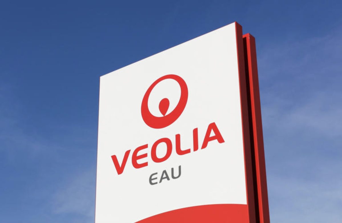 Panneau avec le logo de Veolia Eau sur fond de ciel bleu, illustrant l'affaire d'une retraitée de l'Eure ayant reçu une facture d'eau de 557 190 euros à cause d'une erreur de compteur. Cette erreur de facturation a entraîné le prélèvement d'un demi-million d'euros sur son compte bancaire avant une régularisation par Veolia.