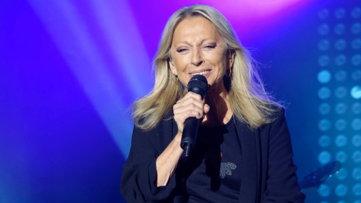 Véronique Sanson interprète ses plus grands succès sur scène lors d'un concert. Découvrez sa biographie complète, sa carrière, ses chansons emblématiques, sa vie privée et son parcours dans la chanson française.