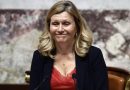 Yaël Braun-Pivet, présidente de l’Assemblée nationale, assise au Perchoir du Palais-Bourbon, dont le salaire, les avantages liés à sa fonction et le patrimoine financier sont détaillés.