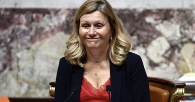 Yaël Braun-Pivet, présidente de l’Assemblée nationale, assise au Perchoir du Palais-Bourbon, dont le salaire, les avantages liés à sa fonction et le patrimoine financier sont détaillés.