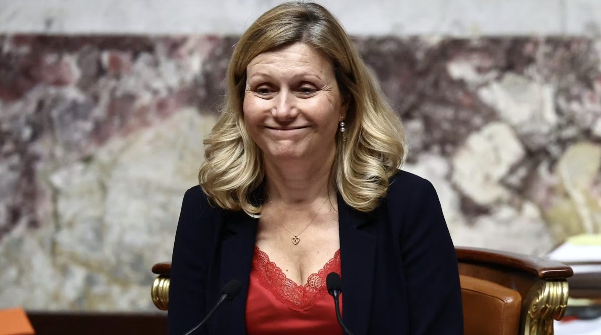 Yaël Braun-Pivet, présidente de l’Assemblée nationale, assise au Perchoir du Palais-Bourbon, dont le salaire, les avantages liés à sa fonction et le patrimoine financier sont détaillés.