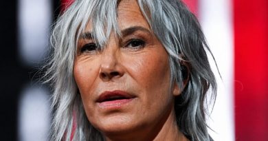 Portrait en gros plan de la chanteuse Zazie, victime de fausses publications lui attribuant des déclarations politiques, qui annonce déposer plainte pénalement pour atteinte à son image et usurpation d’identité.