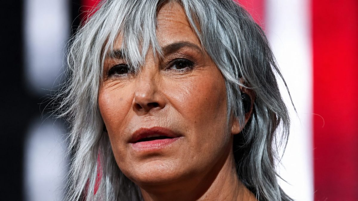 Portrait en gros plan de la chanteuse Zazie, victime de fausses publications lui attribuant des déclarations politiques, qui annonce déposer plainte pénalement pour atteinte à son image et usurpation d’identité.