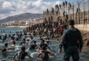 Des centaines de migrants tentent de rejoindre l'enclave espagnole de Ceuta depuis le Maroc en longeant la frontière maritime et la clôture de sécurité, illustrant la crise migratoire de 2026 entre le Maroc et l'Espagne.