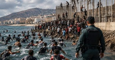 Des centaines de migrants tentent de rejoindre l'enclave espagnole de Ceuta depuis le Maroc en longeant la frontière maritime et la clôture de sécurité, illustrant la crise migratoire de 2026 entre le Maroc et l'Espagne.