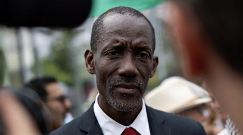 Bally Bagayoko, maire de Saint-Denis, au cœur du débat sur la laïcité et la loi de 2004 encadrant le port de signes religieux ostensibles dans les écoles publiques.