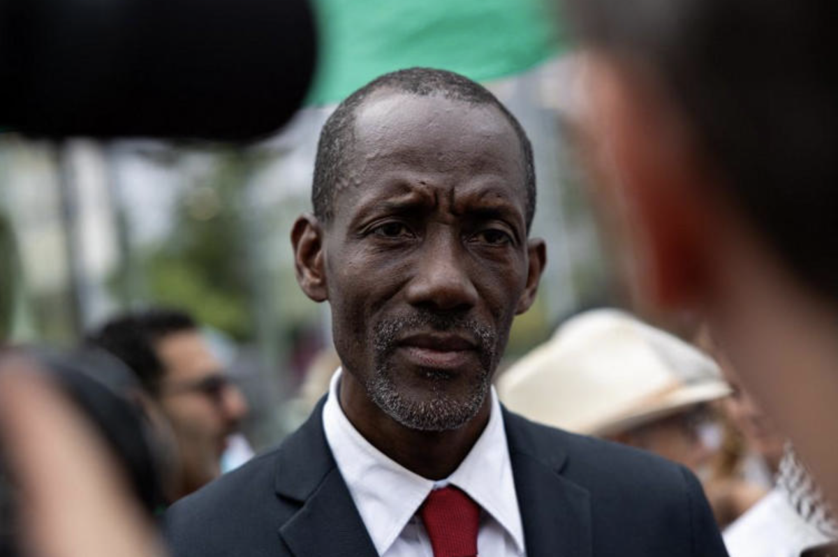 Bally Bagayoko, maire de Saint-Denis, au cœur du débat sur la laïcité et la loi de 2004 encadrant le port de signes religieux ostensibles dans les écoles publiques.