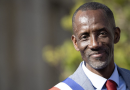 Portrait de Bally Bagayoko, maire de Saint-Denis, portant une écharpe tricolore, alors qu’une plainte d’AC!! Anti-Corruption adressée au Parquet national financier vise notamment des soupçons liés à son emploi à la RATP et au cumul de ses fonctions d’élu.