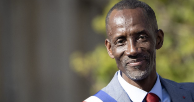 Portrait de Bally Bagayoko, maire de Saint-Denis, portant une écharpe tricolore, alors qu’une plainte d’AC!! Anti-Corruption adressée au Parquet national financier vise notamment des soupçons liés à son emploi à la RATP et au cumul de ses fonctions d’élu.