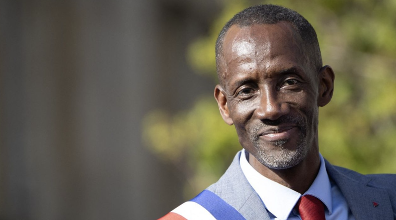 Portrait de Bally Bagayoko, maire de Saint-Denis, portant une écharpe tricolore, alors qu’une plainte d’AC!! Anti-Corruption adressée au Parquet national financier vise notamment des soupçons liés à son emploi à la RATP et au cumul de ses fonctions d’élu.