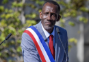 Bally Bagayoko, maire de Saint-Denis, portant l’écharpe tricolore lors d’une prise de parole publique, alors que l’élu est au cœur d’une polémique concernant son ancienne activité professionnelle à la RATP et répond aux accusations dont il fait l’objet.