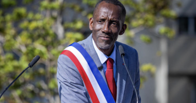 Bally Bagayoko, maire de Saint-Denis, portant l’écharpe tricolore lors d’une prise de parole publique, alors que l’élu est au cœur d’une polémique concernant son ancienne activité professionnelle à la RATP et répond aux accusations dont il fait l’objet.