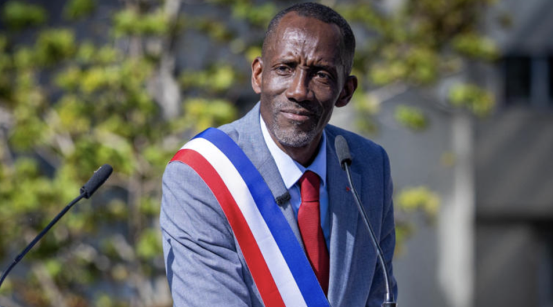 Bally Bagayoko, maire de Saint-Denis, portant l’écharpe tricolore lors d’une prise de parole publique, alors que l’élu est au cœur d’une polémique concernant son ancienne activité professionnelle à la RATP et répond aux accusations dont il fait l’objet.