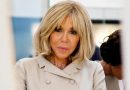 Portrait de Brigitte Macron, Première dame de France, lors d'un déplacement officiel. Cette image illustre un article expliquant si Brigitte Macron perçoit un salaire public, combien coûtent les moyens humains mis à sa disposition par l'Élysée et ce que révèlent les chiffres officiels sur son coût réel pour les contribuables français.