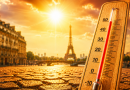 Thermomètre extérieur affichant une température supérieure à 40 °C devant la tour Eiffel à Paris, sous un soleil intense, illustrant la multiplication des épisodes de chaleur extrême et des canicules en France.