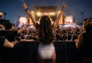 Illustration photoréaliste d'une spectatrice au premier rang d'un concert en plein air, portant une protection absorbante afin de ne pas perdre sa place dans la fosse. Une foule compacte fait face à une immense scène illuminée, illustrant la tendance de certains fans à porter des couches pendant les concerts pour éviter les allers-retours aux toilettes.