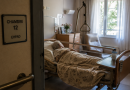 Chambre d’Ehpad avec lit médicalisé illustrant l’affaire d’une femme de 104 ans violemment agressée à Saint-Germain-du-Bois, en Saône-et-Loire, pour laquelle une aide-soignante a été mise en examen.