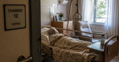 Chambre d’Ehpad avec lit médicalisé illustrant l’affaire d’une femme de 104 ans violemment agressée à Saint-Germain-du-Bois, en Saône-et-Loire, pour laquelle une aide-soignante a été mise en examen.