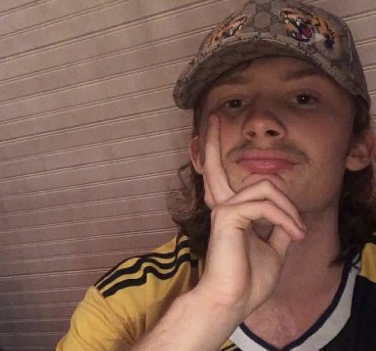 Portrait de GabMorrison portant une casquette et un maillot de football, photographié avant sa condamnation à cinq ans de prison ferme dans l'affaire des guets-apens organisés via le site Coco, un dossier judiciaire qui a suscité une vive polémique sur les réseaux sociaux.