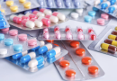 Blisters de médicaments contenant des comprimés et des gélules de différentes couleurs, illustrant le gaspillage de médicaments en France et les centaines de millions d’euros de traitements pris en charge par l’Assurance Maladie mais finalement non utilisés.