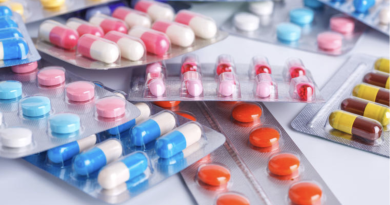Blisters de médicaments contenant des comprimés et des gélules de différentes couleurs, illustrant le gaspillage de médicaments en France et les centaines de millions d’euros de traitements pris en charge par l’Assurance Maladie mais finalement non utilisés.