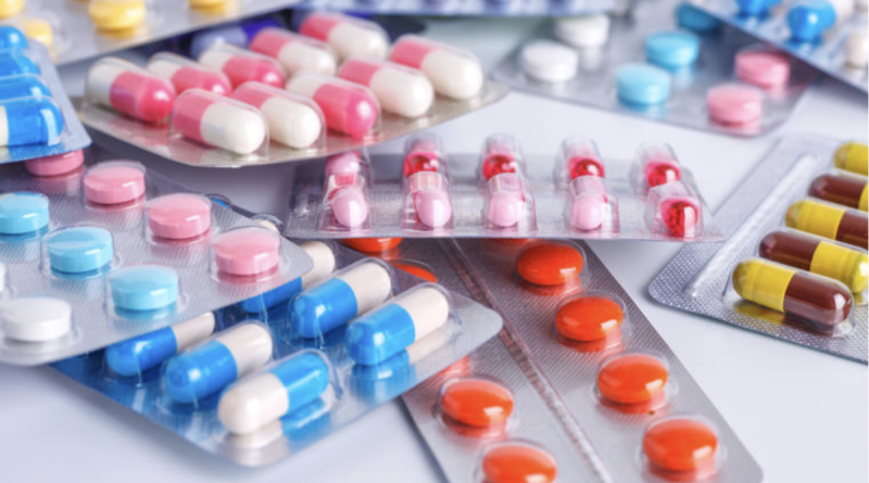 Blisters de médicaments contenant des comprimés et des gélules de différentes couleurs, illustrant le gaspillage de médicaments en France et les centaines de millions d’euros de traitements pris en charge par l’Assurance Maladie mais finalement non utilisés.