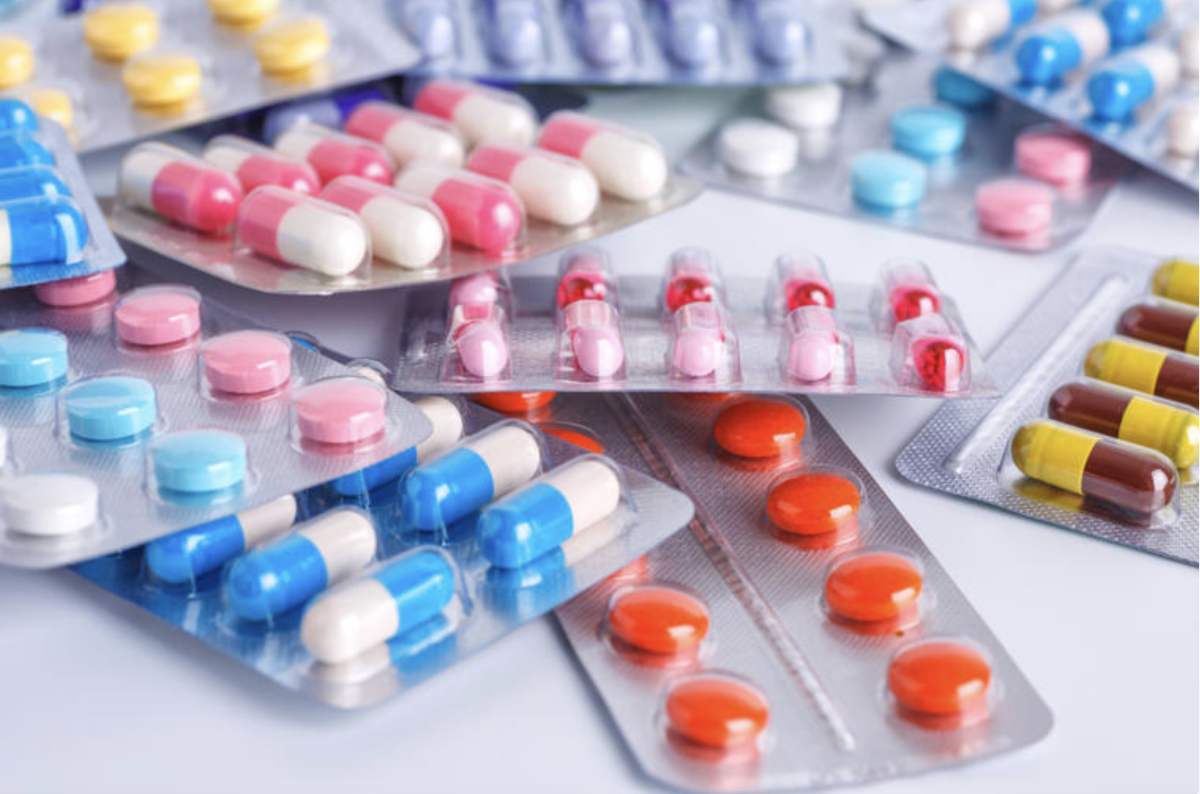 Blisters de médicaments contenant des comprimés et des gélules de différentes couleurs, illustrant le gaspillage de médicaments en France et les centaines de millions d’euros de traitements pris en charge par l’Assurance Maladie mais finalement non utilisés.