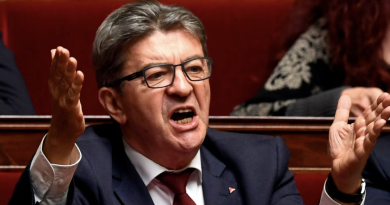 Jean-Luc Mélenchon s’exprimant avec véhémence à l’Assemblée nationale, illustration de sa réaction à la polémique visant Aly Diouara, député-maire LFI de La Courneuve, concernant son maintien dans un logement social.