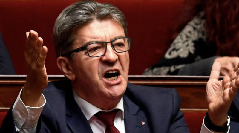 Jean-Luc Mélenchon s’exprimant avec véhémence à l’Assemblée nationale, illustration de sa réaction à la polémique visant Aly Diouara, député-maire LFI de La Courneuve, concernant son maintien dans un logement social.