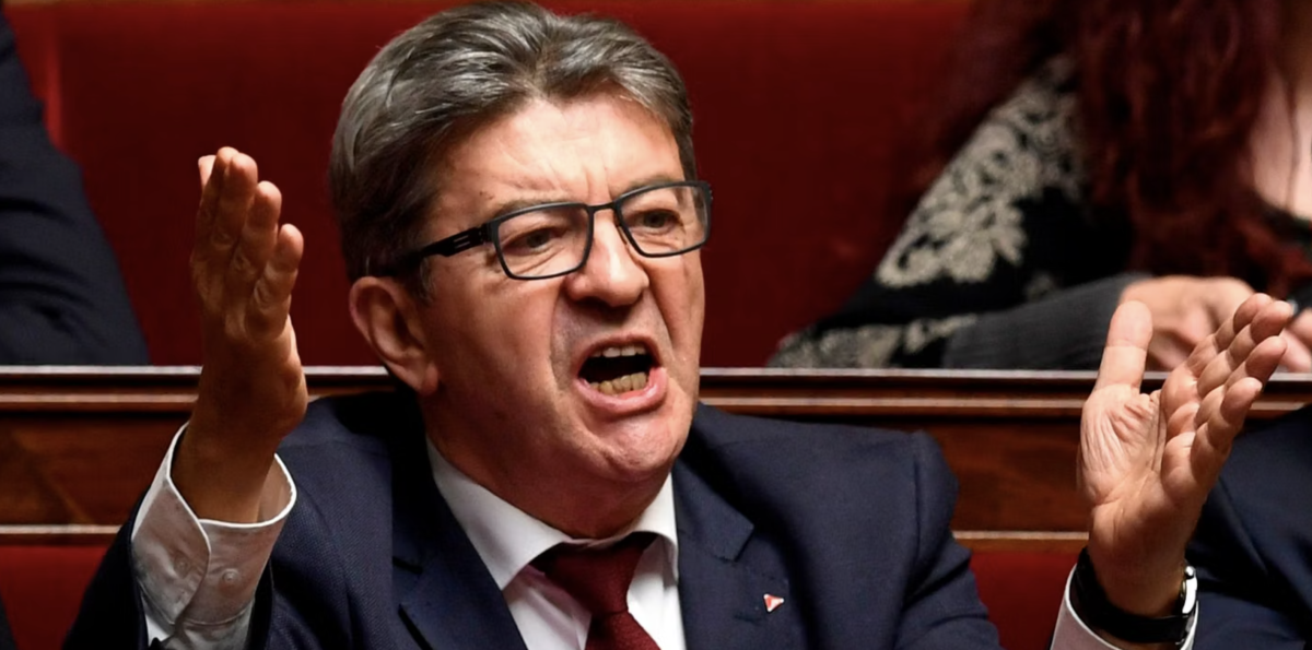 Jean-Luc Mélenchon s’exprimant avec véhémence à l’Assemblée nationale, illustration de sa réaction à la polémique visant Aly Diouara, député-maire LFI de La Courneuve, concernant son maintien dans un logement social.