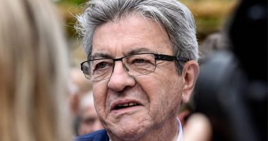 Portrait en gros plan de Jean-Luc Mélenchon lors d'un événement public, illustrant un article consacré à sa discrète maison de campagne située près de Montargis, dans le Loiret.