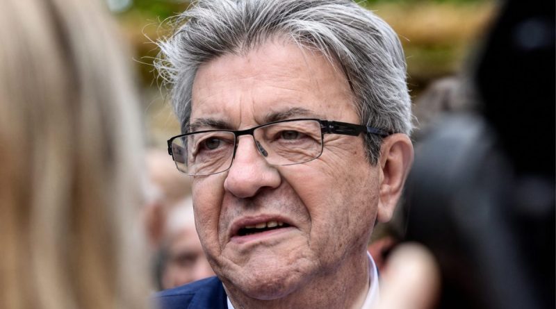 Portrait en gros plan de Jean-Luc Mélenchon lors d'un événement public, illustrant un article consacré à sa discrète maison de campagne située près de Montargis, dans le Loiret.