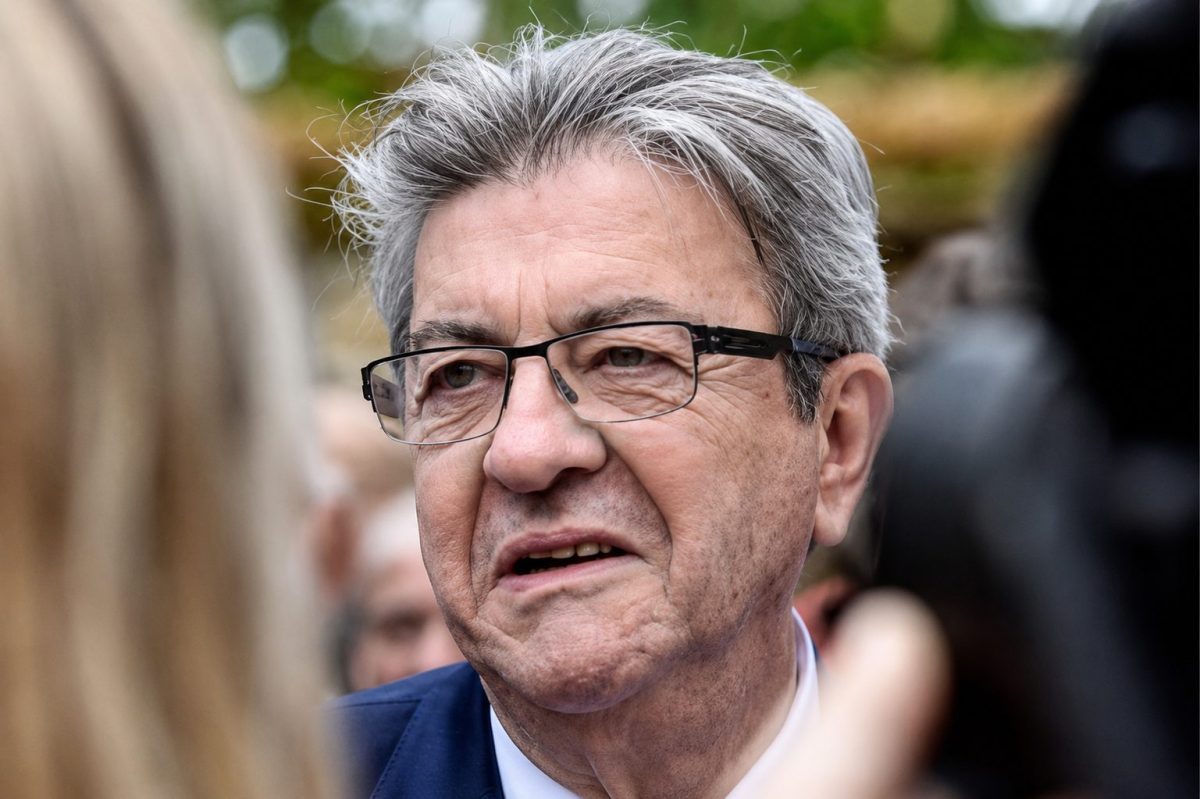 Portrait en gros plan de Jean-Luc Mélenchon lors d'un événement public, illustrant un article consacré à sa discrète maison de campagne située près de Montargis, dans le Loiret.