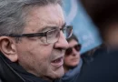 Jean-Luc Mélenchon portant des lunettes lors d’une prise de parole publique, illustration d’un article consacré à l’ancienne vidéo dans laquelle il déclarait « Pourquoi tu te déguises en Afghan ? », une séquence de 2013 qui refait surface en 2026.