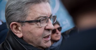 Jean-Luc Mélenchon portant des lunettes lors d’une prise de parole publique, illustration d’un article consacré à l’ancienne vidéo dans laquelle il déclarait « Pourquoi tu te déguises en Afghan ? », une séquence de 2013 qui refait surface en 2026.