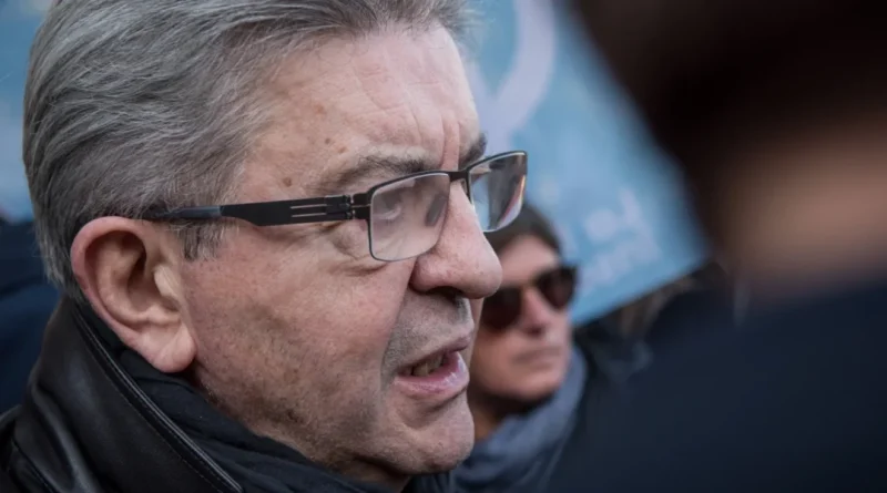 Jean-Luc Mélenchon portant des lunettes lors d’une prise de parole publique, illustration d’un article consacré à l’ancienne vidéo dans laquelle il déclarait « Pourquoi tu te déguises en Afghan ? », une séquence de 2013 qui refait surface en 2026.