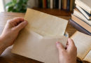 Ancienne lettre de bibliothèque datant de 1983 retrouvée 43 ans plus tard à Lorient dans le Morbihan