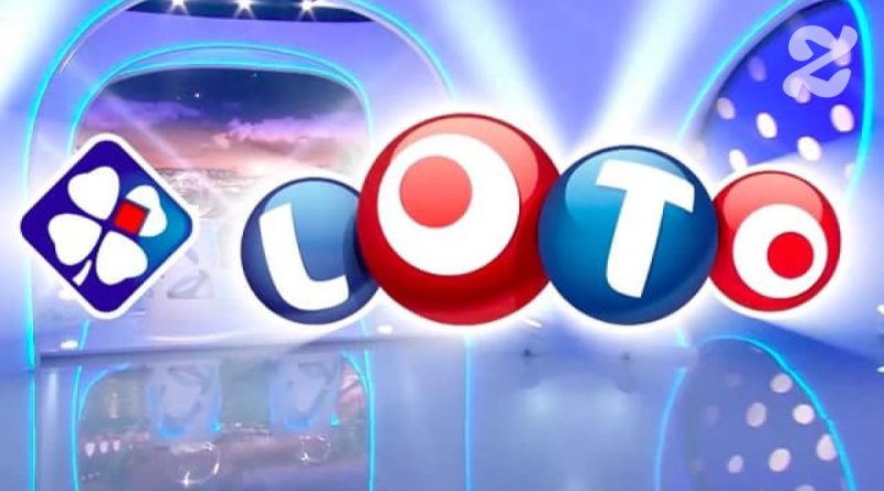 Les logos des jeux Loto et de la Française des Jeux (FDJ) apparaissent sur le plateau d'un tirage télévisé. Cette illustration accompagne un article consacré à une Espagnole de 79 ans qui a remporté 35.000 euros à la loterie mais n'a pas pu récupérer ses gains après avoir découvert qu'elle était inscrite frauduleusement au registre des interdits de jeux par son défunt mari.
