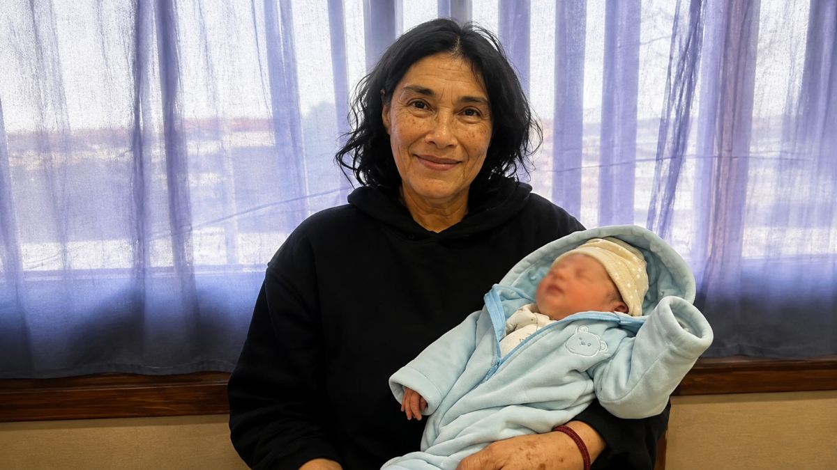 Mabel Frías, devenue maman pour la première fois à 62 ans en Argentine, tenant dans ses bras son fils David après une FIV avec don d’ovocytes.
