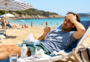 Salarié malade pendant ses vacances, allongé sur un transat avec un thermomètre, illustrant le droit au report des jours de congés payés qui coïncident avec un arrêt maladie.
