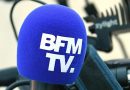 Micro bleu de BFMTV utilisé lors d'un reportage, illustrant la polémique autour d'une vidéo contenant des propos racistes diffusée sur les réseaux sociaux pendant les incendies en Gironde.