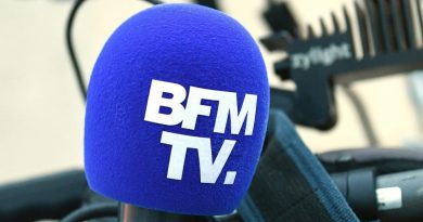 Micro bleu de BFMTV utilisé lors d'un reportage, illustrant la polémique autour d'une vidéo contenant des propos racistes diffusée sur les réseaux sociaux pendant les incendies en Gironde.